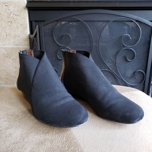 Donald J Pliner Jacky Stretch-Envelope Bootie